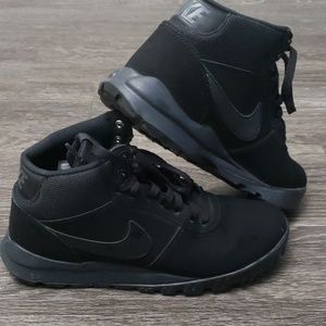 nike hoodland men's water resistant hiking shoes